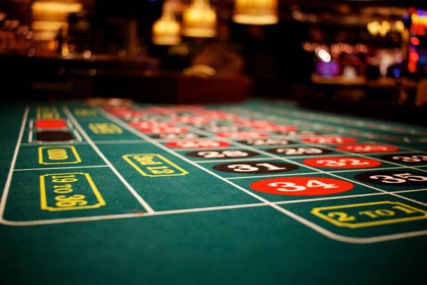 Texas Poker table on gwinbola mobile showing community cards, player seats, and betting controls